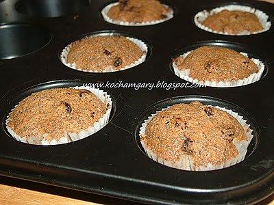 Piegowate muffinki z rodzynkami i białą czekoladą