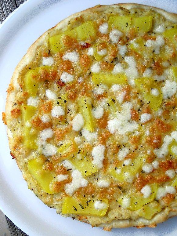 Biała pizza z ziemniakami i kalafiorem