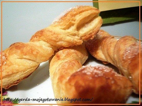 Słodkie ciastka z ciasta francuskiego w kształcie kokardek