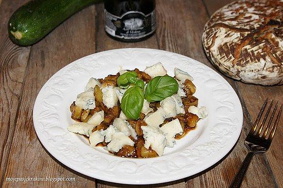 Cukinia z gorgonzolą w miodowo-balsamicznym dresingu