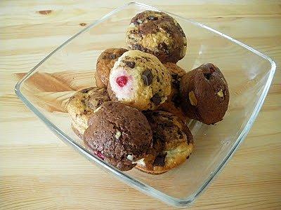 Kolorowe muffinki z jabłkiem i czerwoną porzeczką