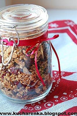 Zimowa granola migdałowo-miodowa z żurawiną