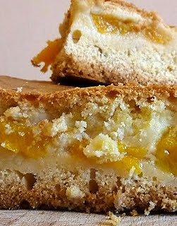 Ciasto budyniowe z brzoskwiniami