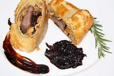 Filet z jelenia w cieście francuskim z prawdziwkami