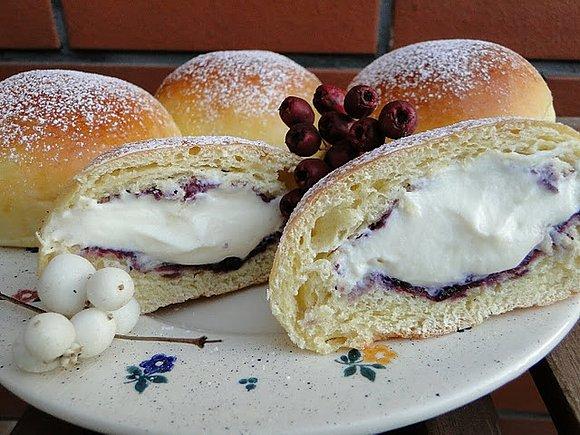 Drożdżówki z kremem i jagodami