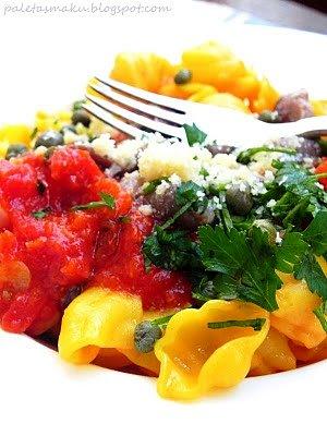 Żółte muszelki z pikantnym sosem pomidorowym, anchois i kaparami