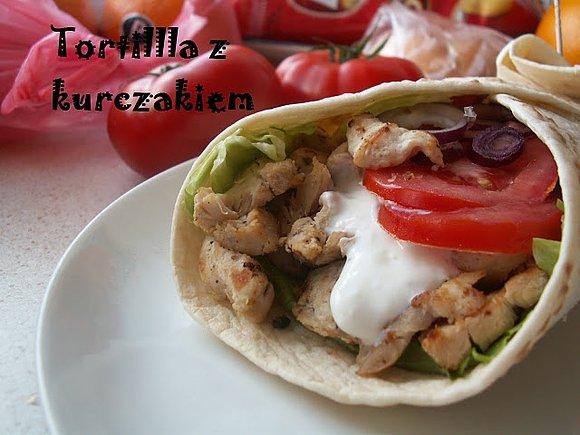 Tortilla z kurczakiem i dipem bazylio-czosnkowym