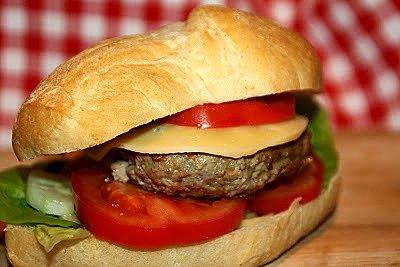 Domowy hamburger z różnymi dodatkami i sosami