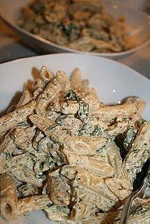 Penne z indykiem, fetą i szpinakiem