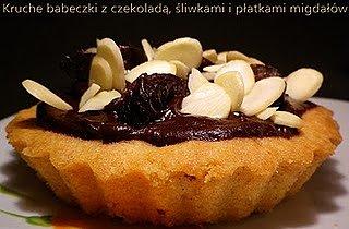 Kruche babeczki z czekoladą śliwką i płatkami migdałów