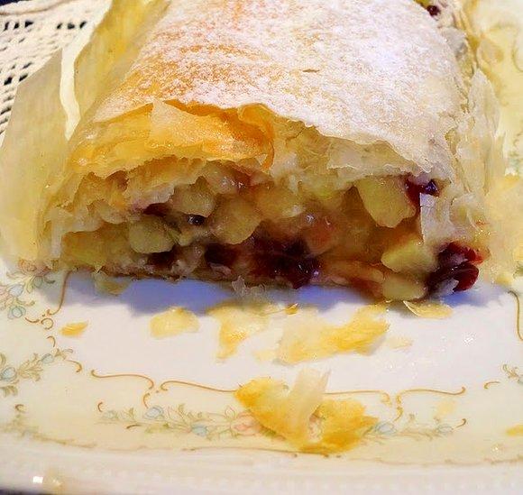 Strudel z jabłkami i rumową żurawiną oraz cynamonowe lody