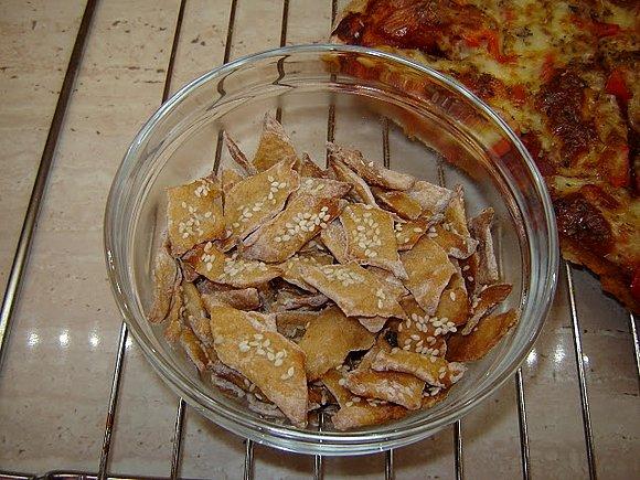 Domowe krakersy na drożdżach, które zamieniły się w pizzę