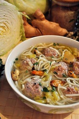 Zupa ze ślimaków abalone z kulkami mięsnymi