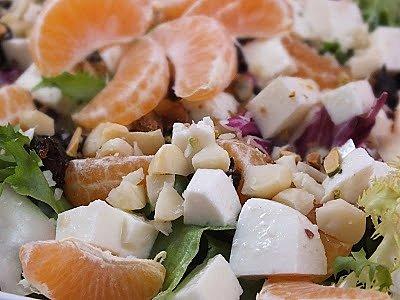 Sałatka z mandarynkami, pistacjami i orzechami makadamia