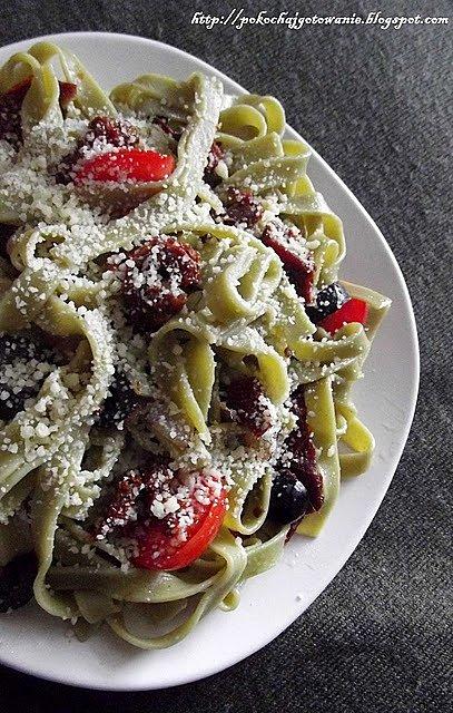 Szpinakowe pappardelle z suszonymi pomidorami i oliwkami