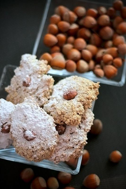 Chrupiące makaroniki orzechowe