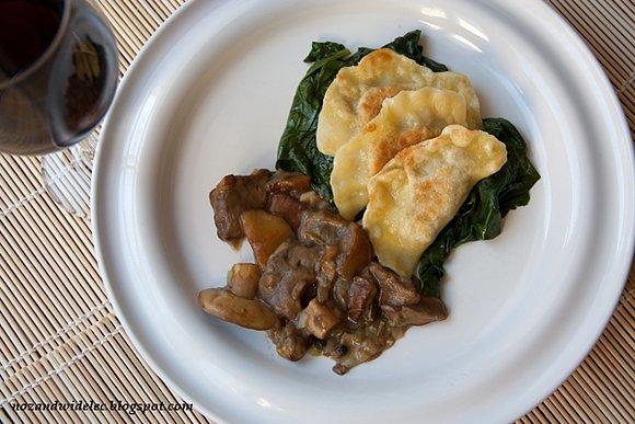 Pierogi z mięsem na szpinaku z leśnymi grzybami