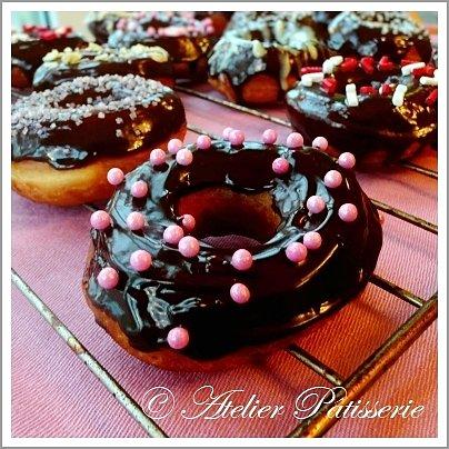 Karnawałowe doughnuts amerykańskie pączki z dziurką