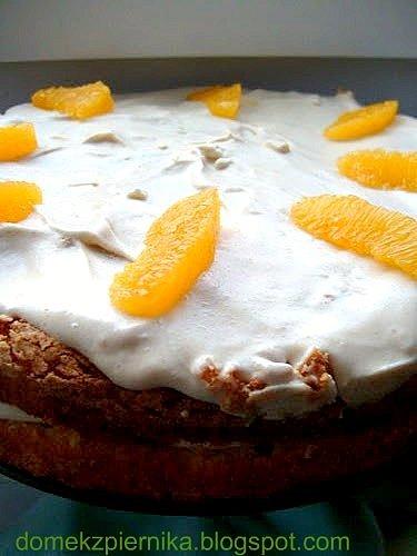 Lekki tort chałwowy z pomarańczami