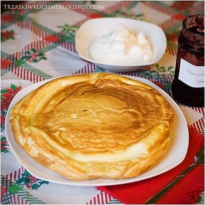 Poświąteczny omlet biszkoptowy z porzeczkowym dżemem i bitą śmietaną