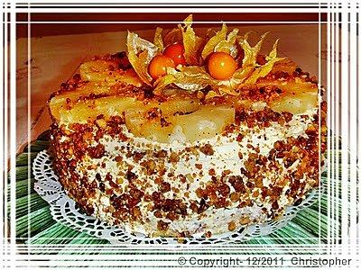 Tort ananasowy z migdałowym krokantem