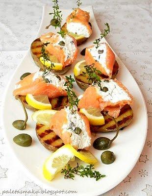 Grillowane ziemniaki z serem, wędzonym łososiem i kaparami