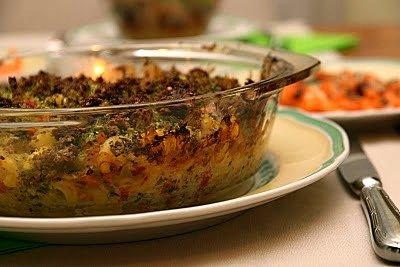 Zapiekanka z makaronu z dynią i brokułami z bazyliowym chruścikiem