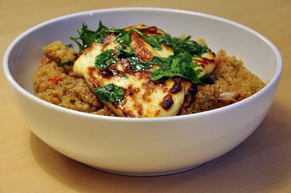 Zdrowa sałatka z komosy ryżowej i grillowanego halloumi