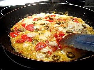 Omlet z mozzarellą, oliwkami i pomidorami
