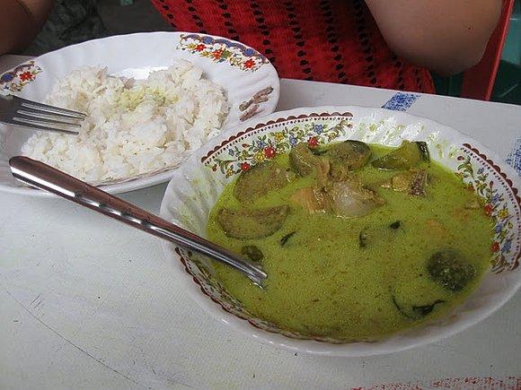 Zielone curry z kurą i tajskimi bakłażankami – przepis na tajskie śniadanie