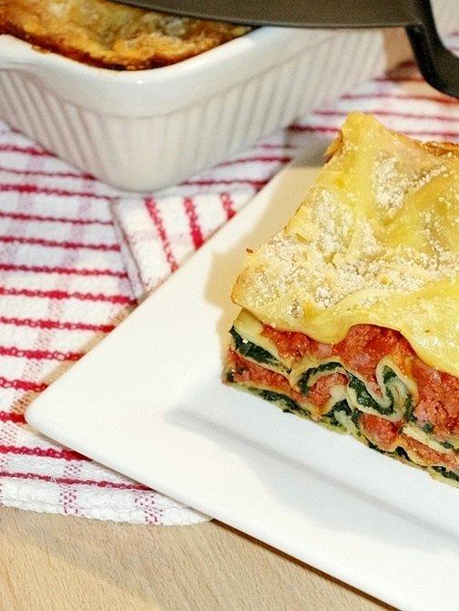 Lasagne z sosem bolońskim i szpinakiem