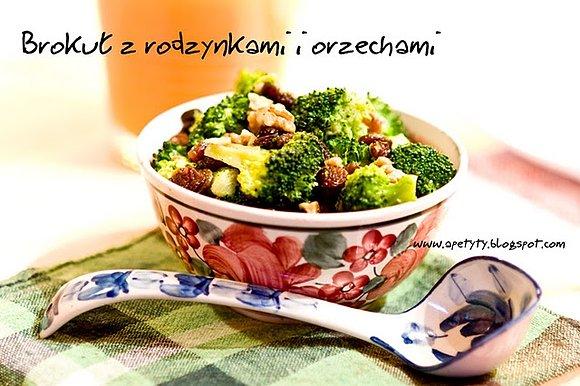 Brokuły z rodzynkami i rzeżuchą – prosty przepis