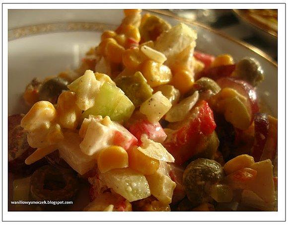 Sałatka z surimi, winogron i kukurydzy na sylwestra