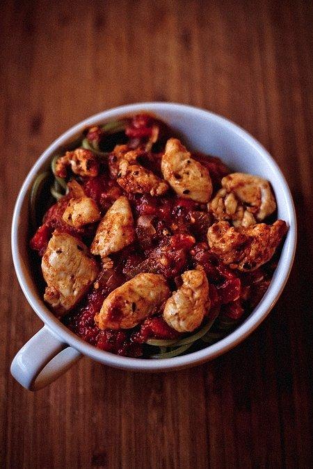 Spaghetti z sosem pomidorowym i kurczakiem