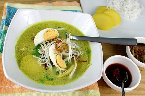 Indonezyjska zupa z kurczakiem Soto Ayam