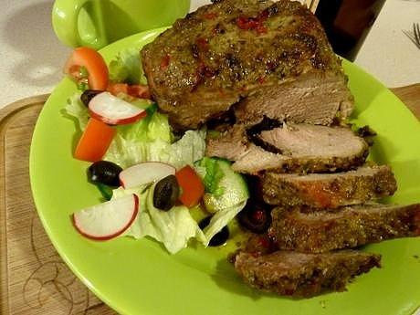 Szynka z zielonym pesto i czarnymi oliwkami