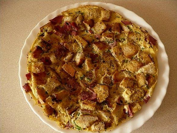 Oszukany omlet z chleba, jajek, salami i ziołami