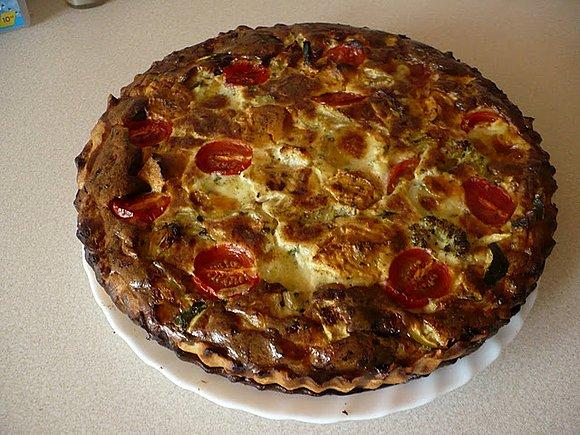 Tarta na słono z mazzarellą brokułami boczkiem i pomidorami