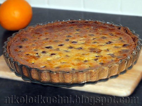 Tarta marcepanowa z wiśniami i konfiturą morelową