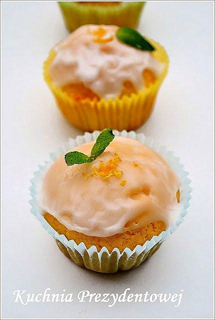 Muffinki ajerkoniakowe z cytrynowym lukrem