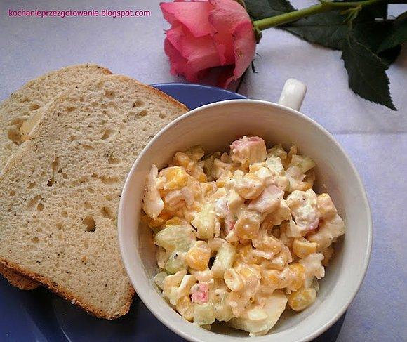 Chrupiąca i szybka sałatka z surimi