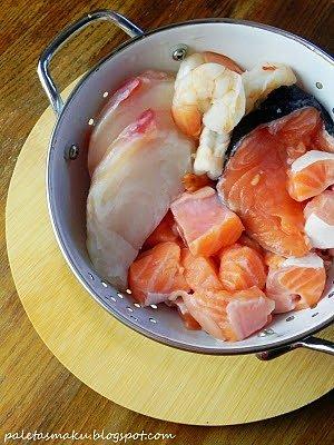 Pikantna zupa rybna z łososiem, dorszem i krewetkami