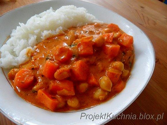 Curry z marchewką i ciecierzycą