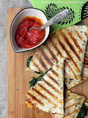 Quesadillas z szpinakiem, salami i serem camembert na grilla