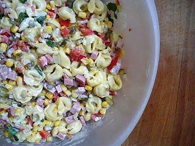 Sałatka z tortellini z kukurydzą i papryką