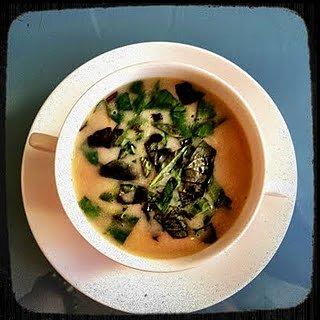 Tom Kha Gai - zupa tajska z kurczakiem i bazylią