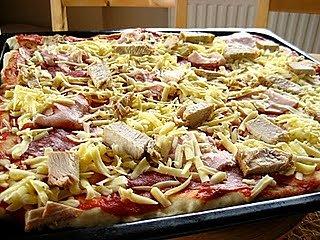 Pizza na cienkim cieście noworoczna