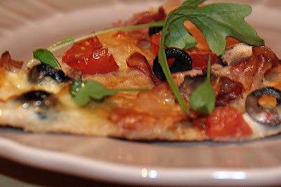 Pizza z mąki pełnoziarnistej z rukolą