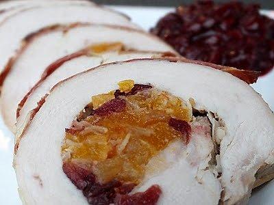 Rolada z indyka w szynce parmeńskiej z sosem wiśniowym