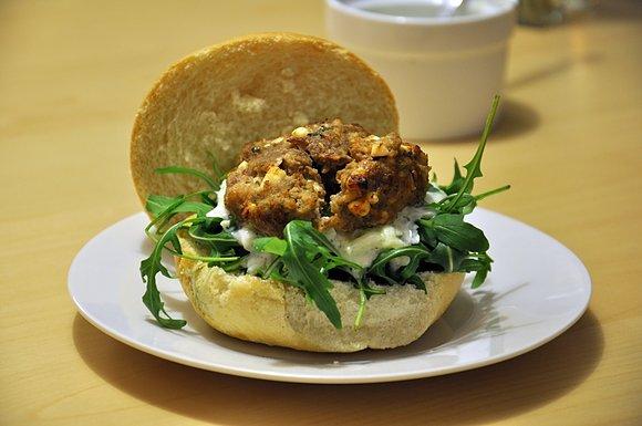 Pikantne jagnięce burgery z feta inspirowane Grecją